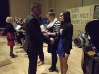 Wicewojewoda Kuj.-Pom. uhonorował Martynę Szymańską pamiątkowa statuetką.