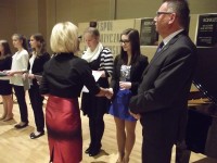 Laureatka z rąk pani Kurator odebrała zaświadczenie o nabytych uprawnieniach.