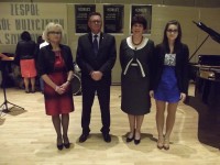 Od lewej: Kurator Anna Łukaszewska, Wicewojewoda Zbigniew Ostrowski, Dyrektor Gimnazjum Hanna Antkowiak i Laureatka...